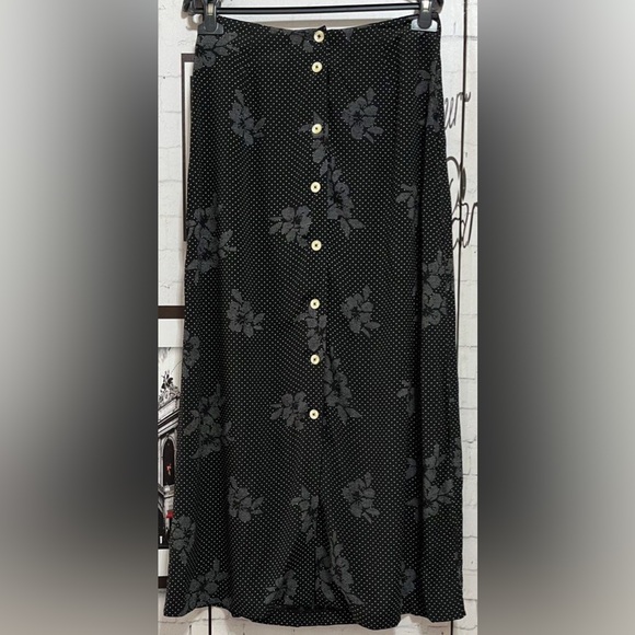 •LIZ CLAIBORNE•BLACK & GRAY FLORAL & MICRO POLKADOT MIDI SKIRT SIZE 10 PETITE - Picture 1 of 8